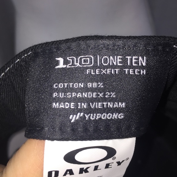New Oakley Silver Flexfit Tech Flat Billed Hat - Picture 5 of 5